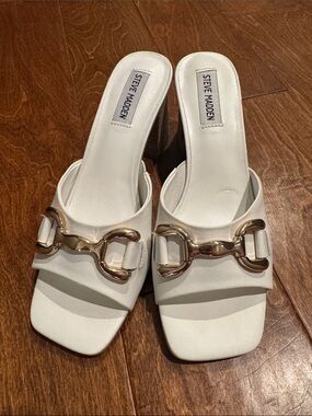 NEW Steve Madden Olsen White Slide Mules with Gold Chain Accent 9